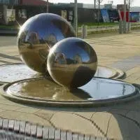 Фонтан из 2 стальных шаров (518906) ∅ 1 и ∅ 1,5 м. Пермь 