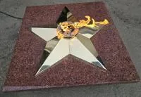 Плита из красного гранита (518205) монтаж комплект горелка ГВД 379 10 89 00 ПС вечный огонь звезда латунь ø 1100 мм. пустотелая  в Перми