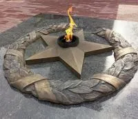 Бронзовый венок со звездой вечного огня в Перми (518550)